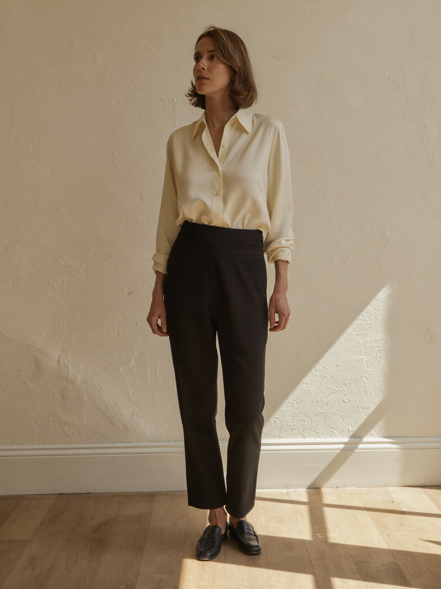 Pantalón Olalla en negro con blusa marfil
