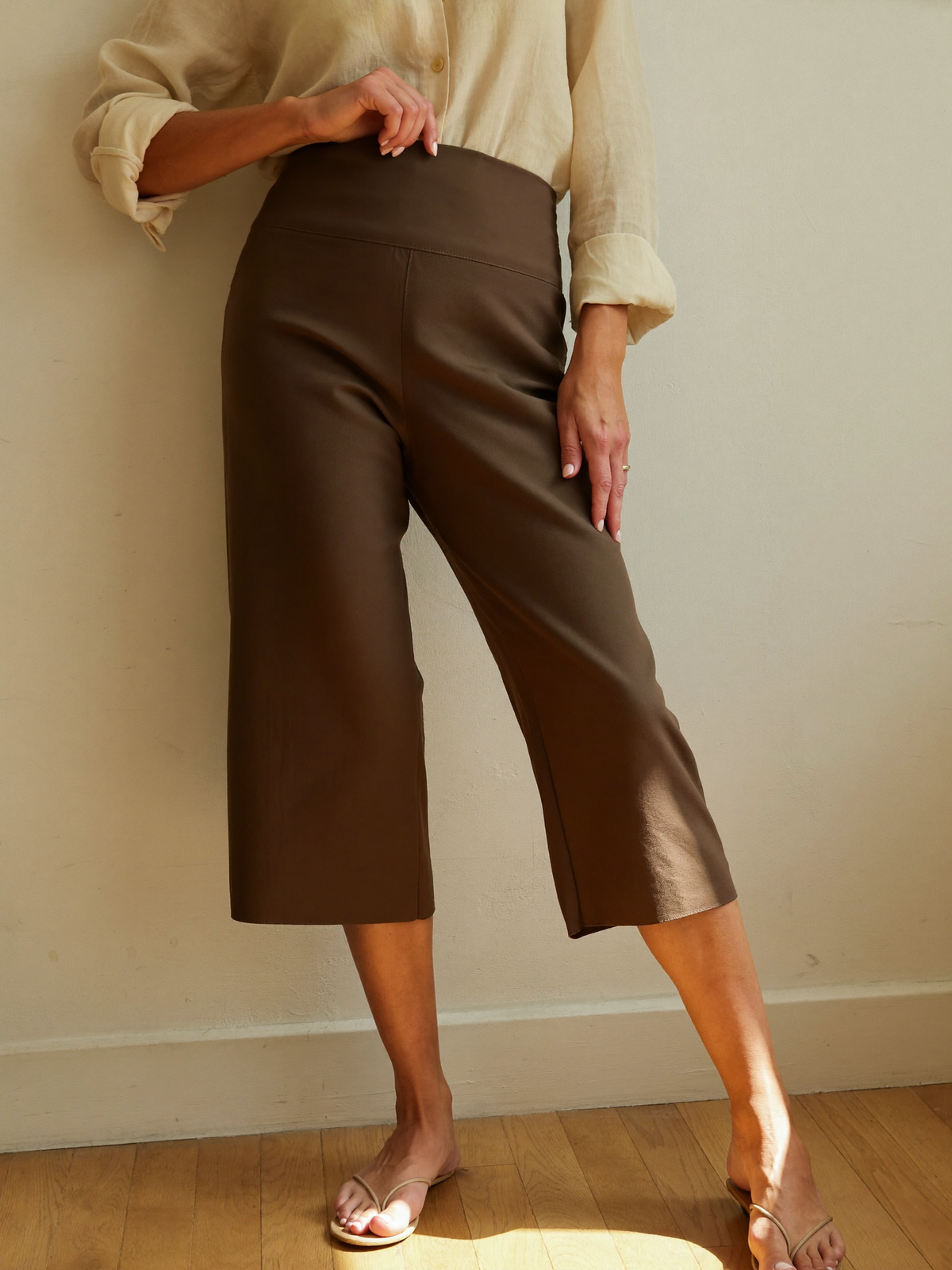 Pantalón capri Noa en chocolate
