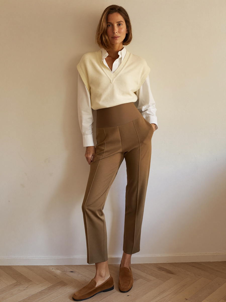 Pantalón Olalla en café con chaleco de punto