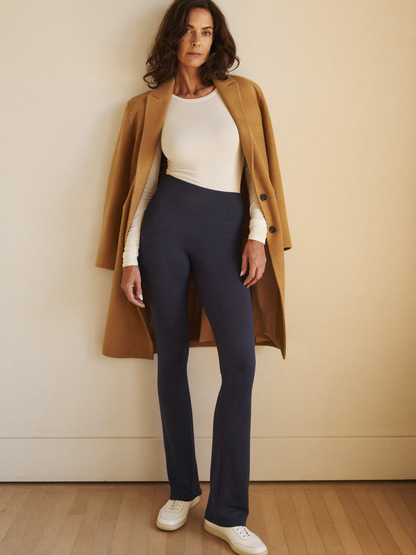 Leggings Vera en azul marino con abrigo camel